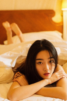 俄女网红办半裸派对